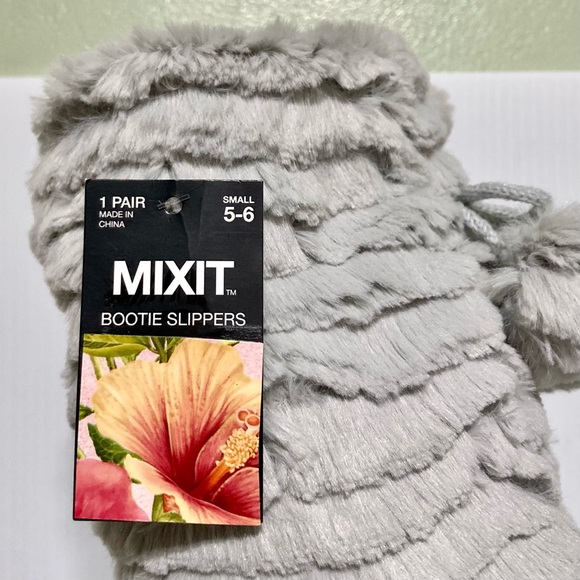 POM POM Bootie Slippers Gray Paw Print Bottoms Womens Small 5 6 - Picture 15 of 16